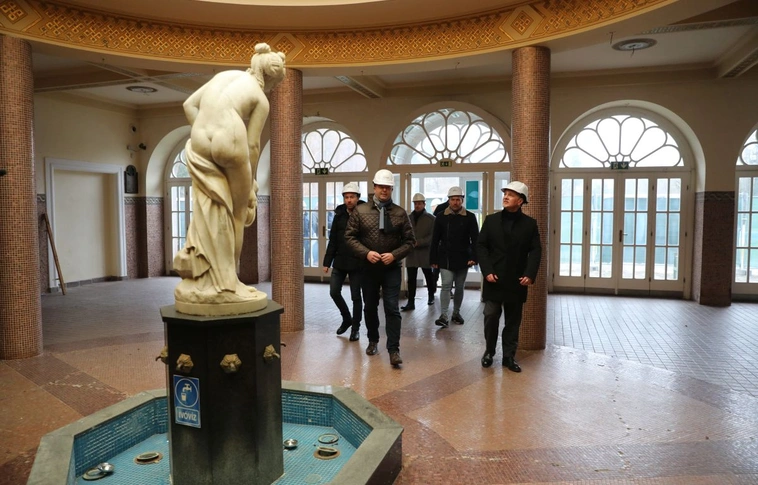 Átadták a munkaterületet, elkezdődnek a munkálatok a Barlangfürdőben. Fotó: Juhász Ákos