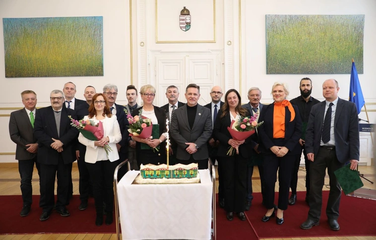 Elismerés az MVK Zrt. adventi villamosokat díszítő dolgozóinak. Fotó: Juhász Ákos