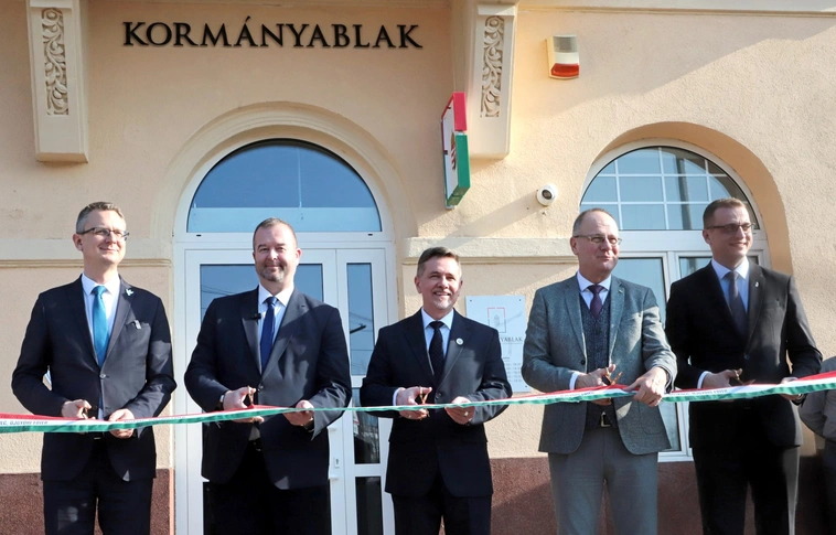 Kormányablak és rendőrörs átadása az Úgyőri főtéren