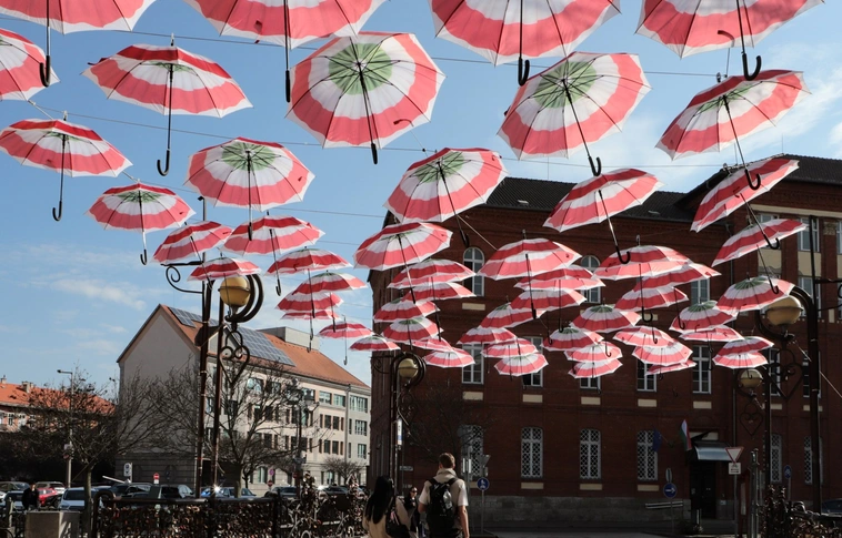 Kokárdás esernyők a Kandia közben