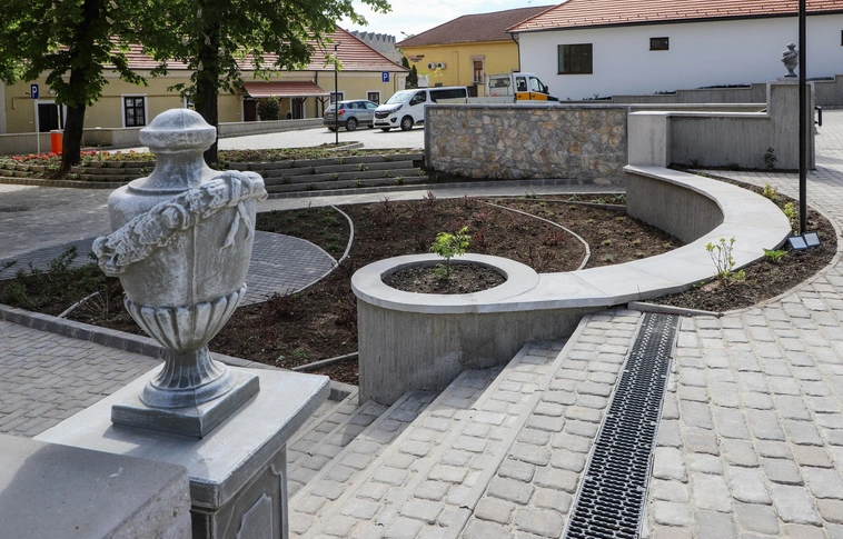 Megújult a Mimdszenti templom udvara