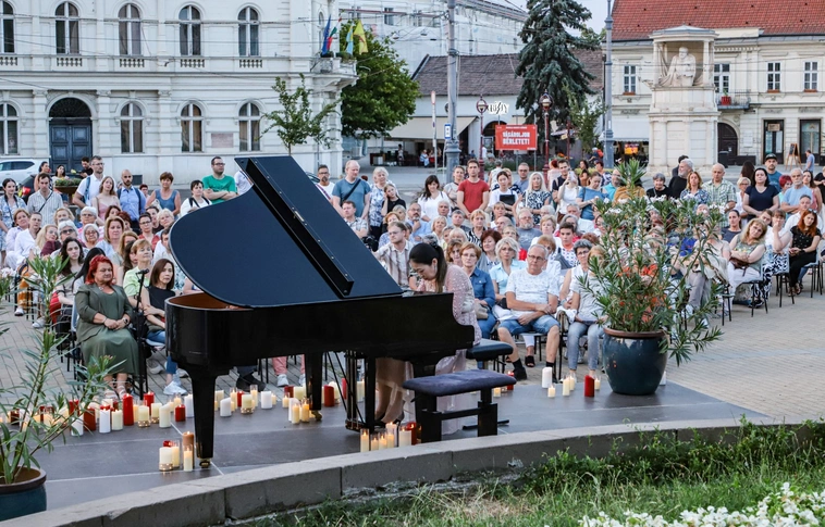 Gyertyafényes zongoraest a Szent István téren
