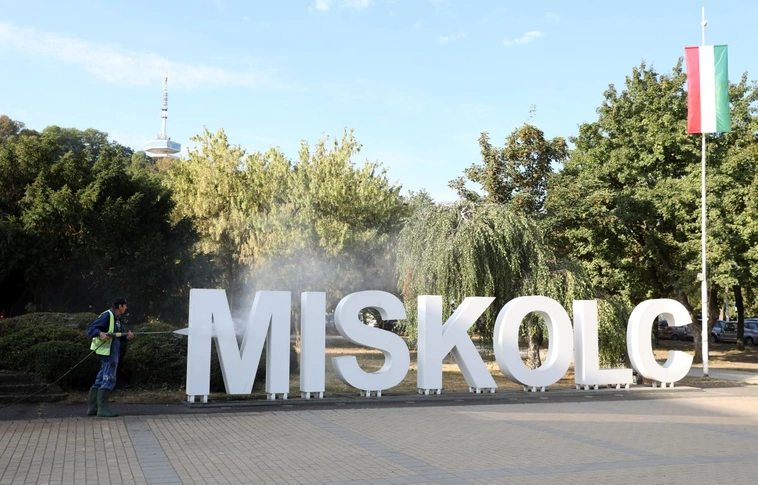 Takarítás a miskolci belvárosban. Fotó: Juhász Ákos