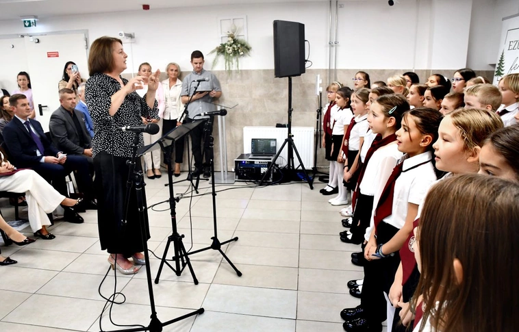 Dalokkal köszöntötték az időseket a Fazekas iskola diákjai. Fotó: Bujdos Tibor