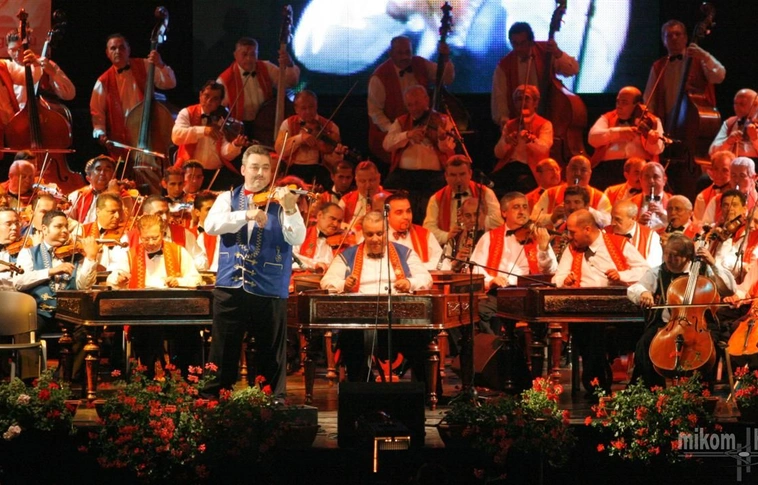 100 Tagú Cigányzenekar koncert a jégcsarnokban