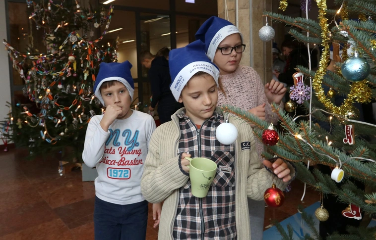 Egyetemi karácsonyfák díszítése