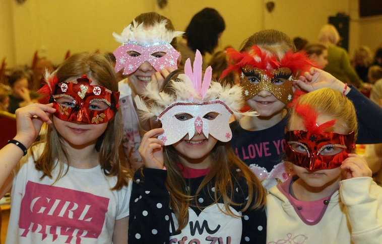 Farsangi álarcot készítettek a Miskolci Majorette Együttes tagjai