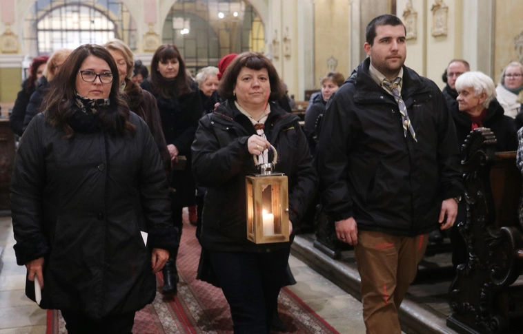 Betlehemi láng fogadása a Minorita templomban