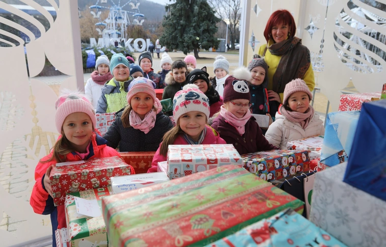 A Szabó Lőrinc Általános Iskola adományai a Szeretetdoboznál