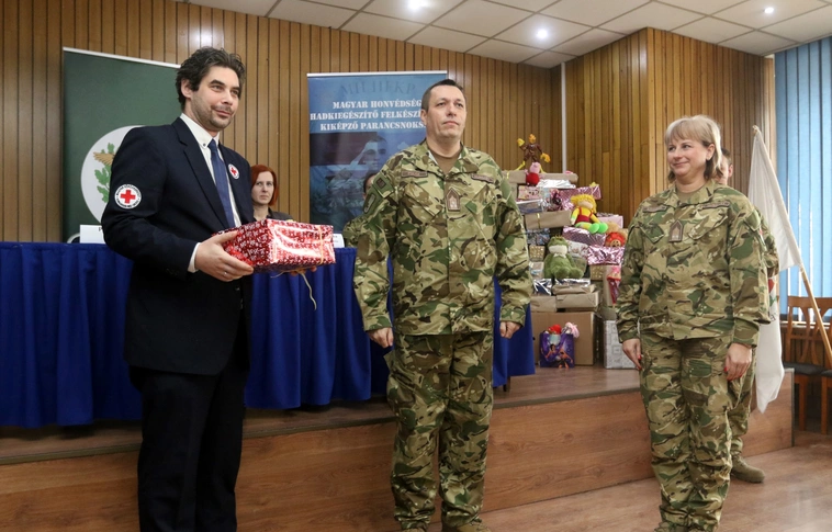 Katonák a gyermekekért adomány átadás