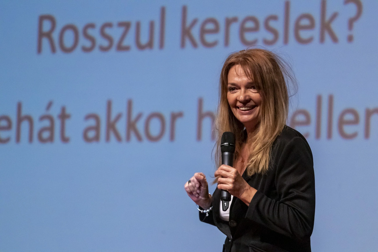 Párkapcsolatok az online tér „bűvöletében” - Tari Annamária előadása