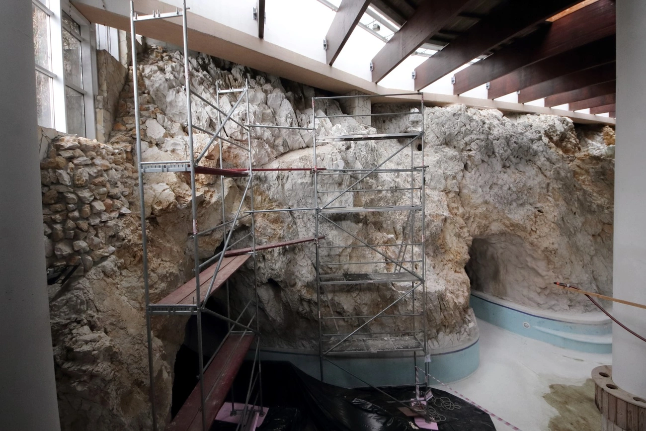 barlangfürdőbarlangfürdő,