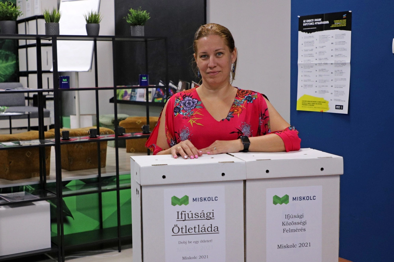 Feketéné Pál Enikő ifjúsági referens az ötletládával