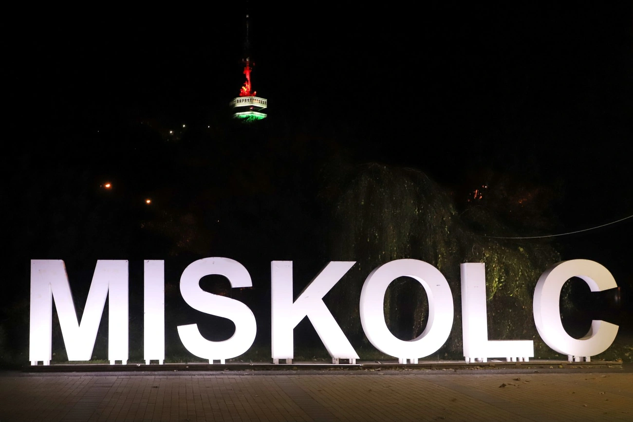 avasi kilátó 56 díszkivilágítás