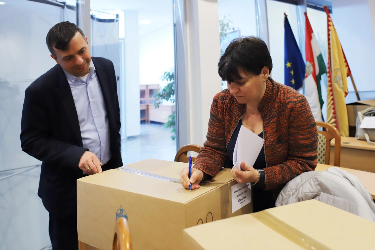 szavazatszámláló dobozok átadása