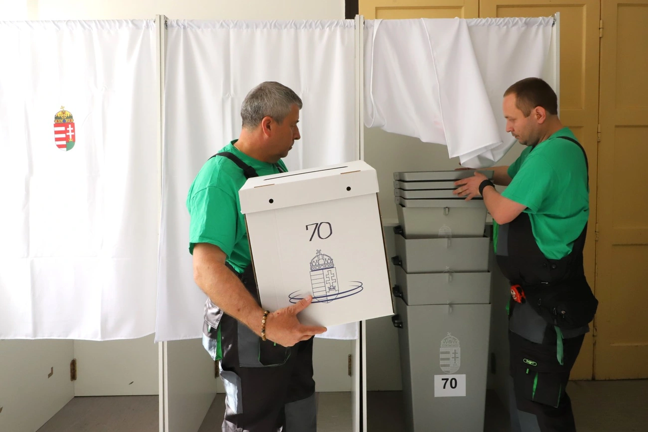  önkormányzati szavazás szavazőfülkék szerelés