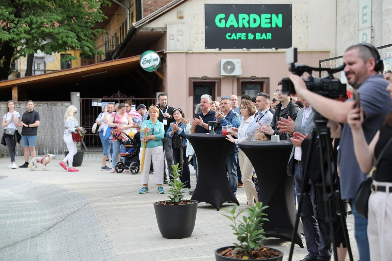 Érdeklődők a Soho megnyitóján