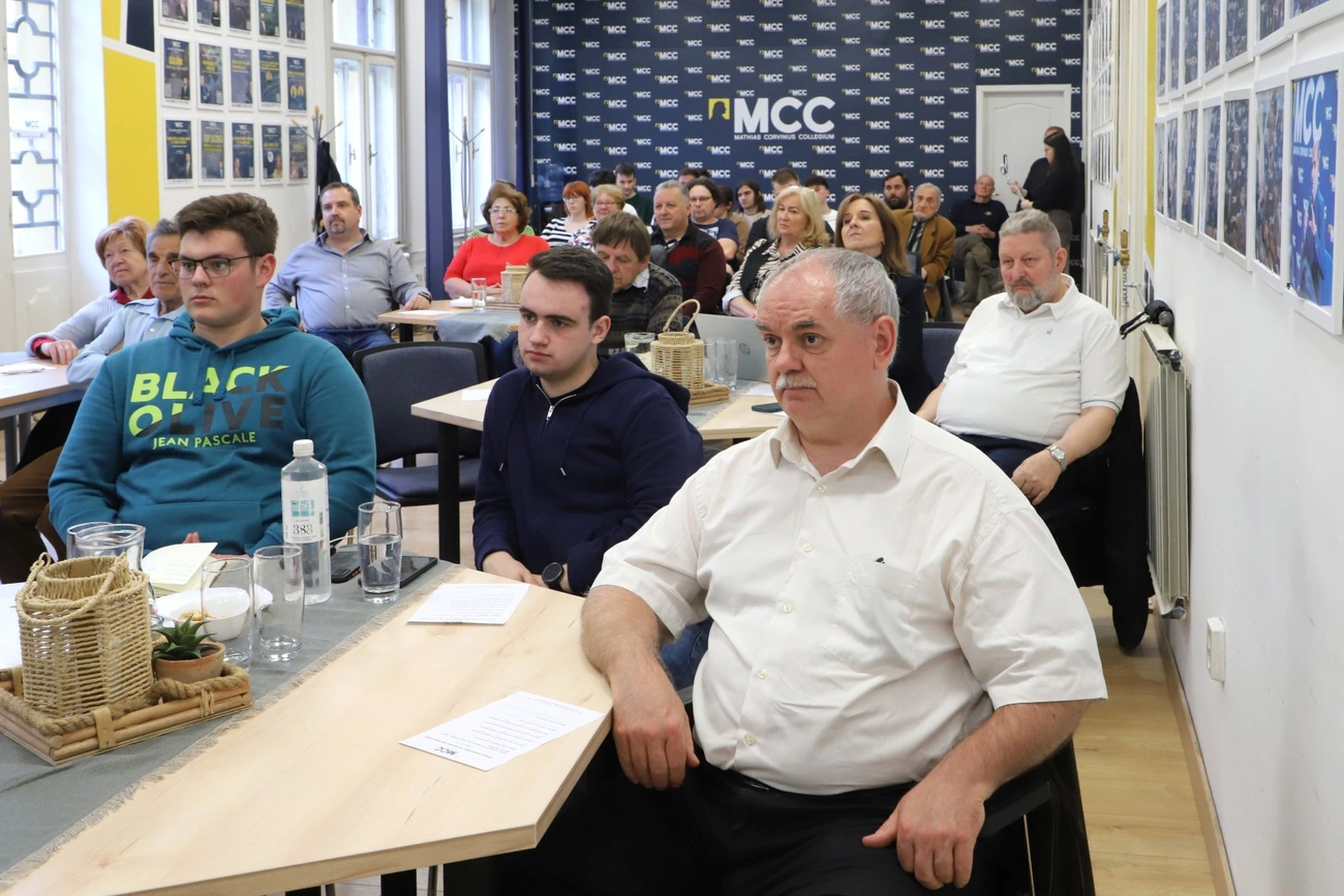 a hallgatóság feszülten figyeli az előadást