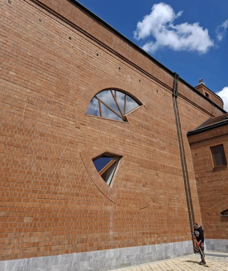 kicserélt ablak a jezsuita templomon