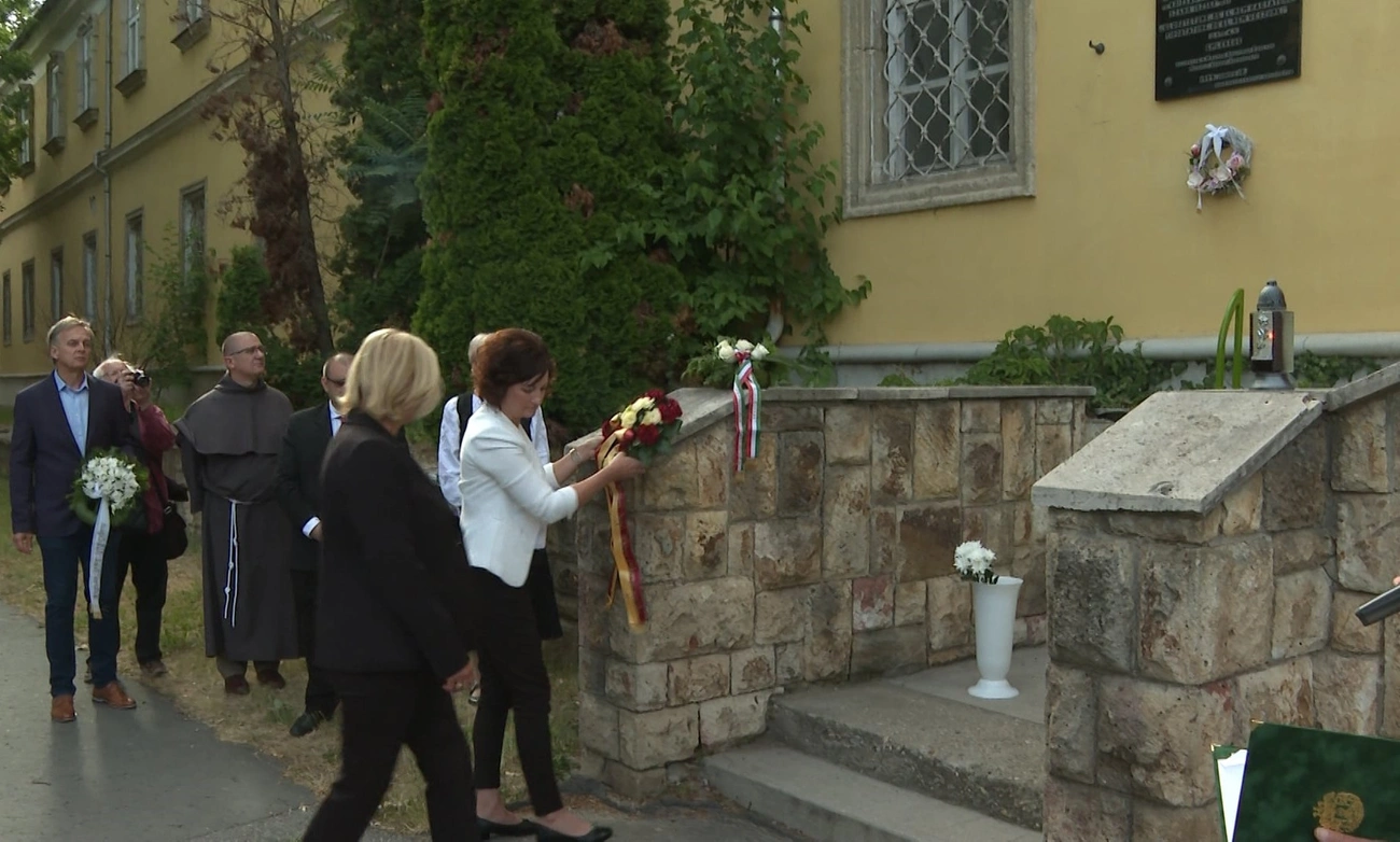 koszorúzás az elhurcolt szerzetesekért
