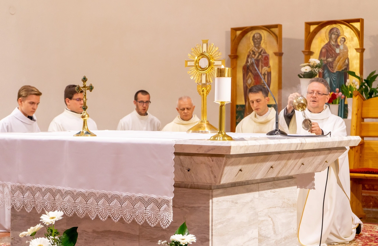 Oltáriszentséggel a jezsuita templomban