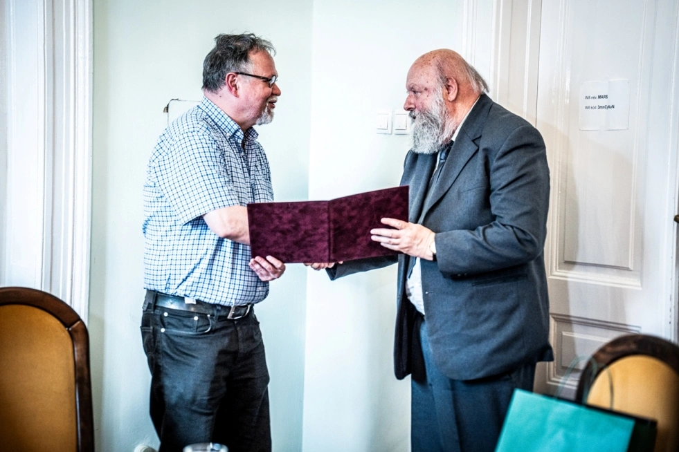 Szilágyi Márton átveszi a díját