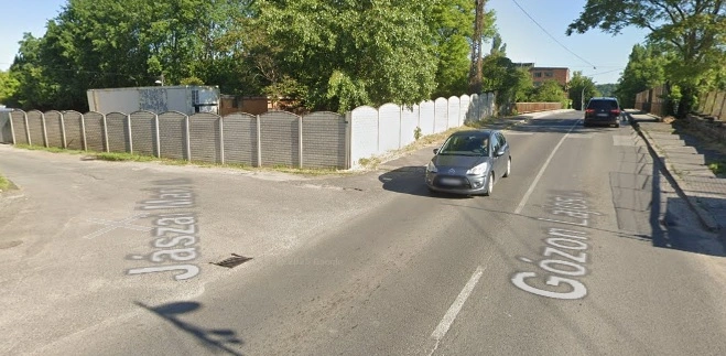 a kereszteződésben nincs zebra