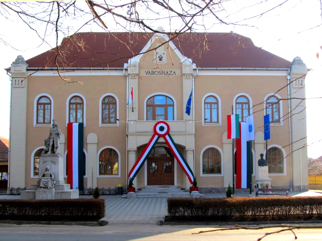 mezokeresztes_varoshaza_250717_wikipedia.jpg
