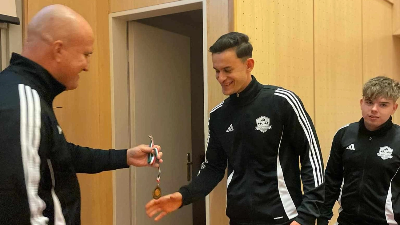 Friedl Csaba, a bírók sportegyesületi elnöke érmet ad át Fotó: magánarchívum