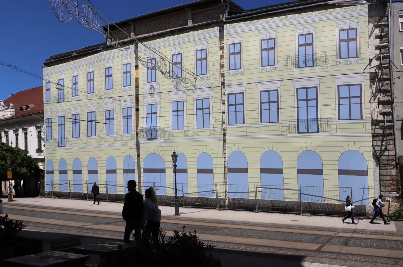 Az Avas Szállót borító molinó