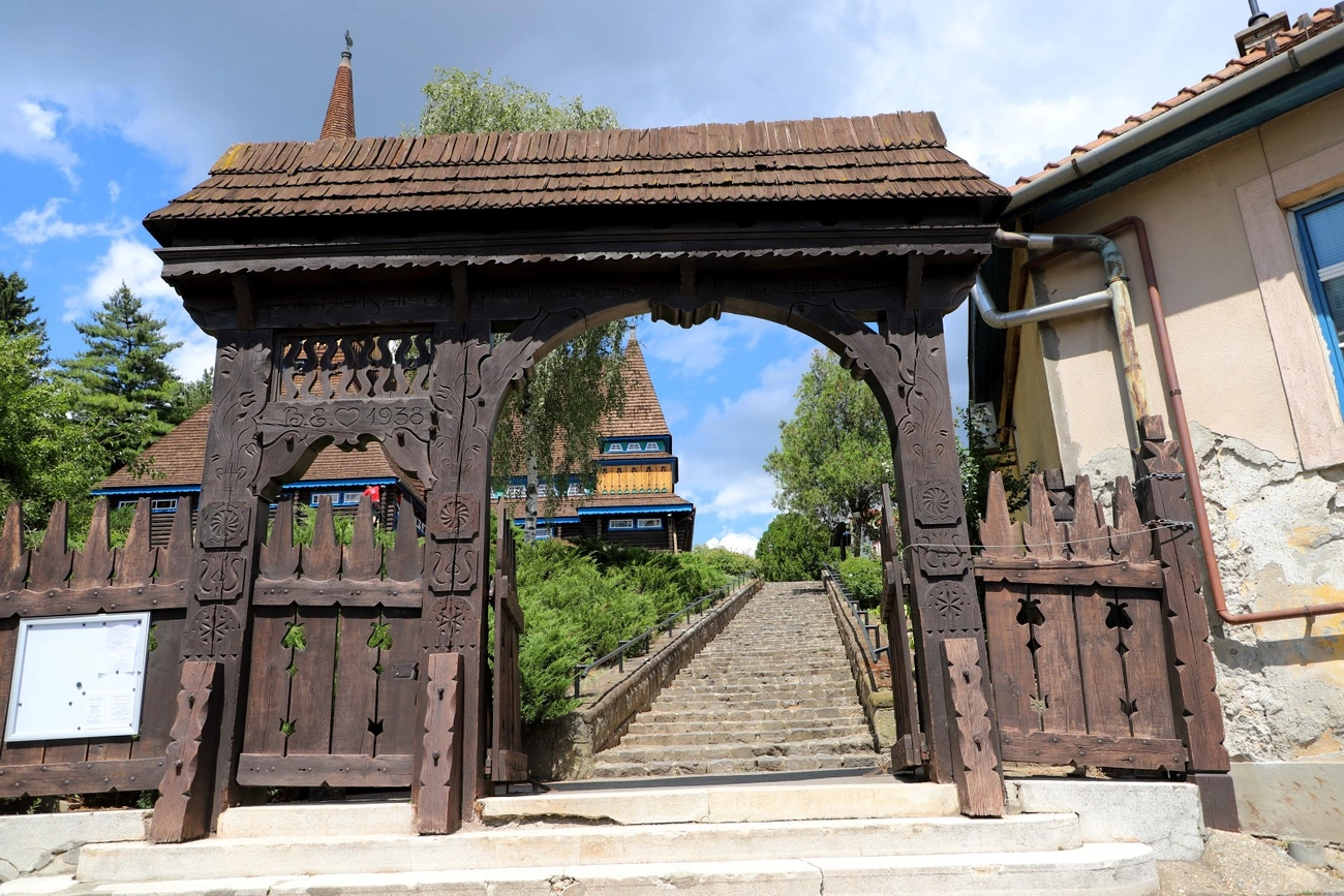 A Deszkatemplom Bató-kapuja