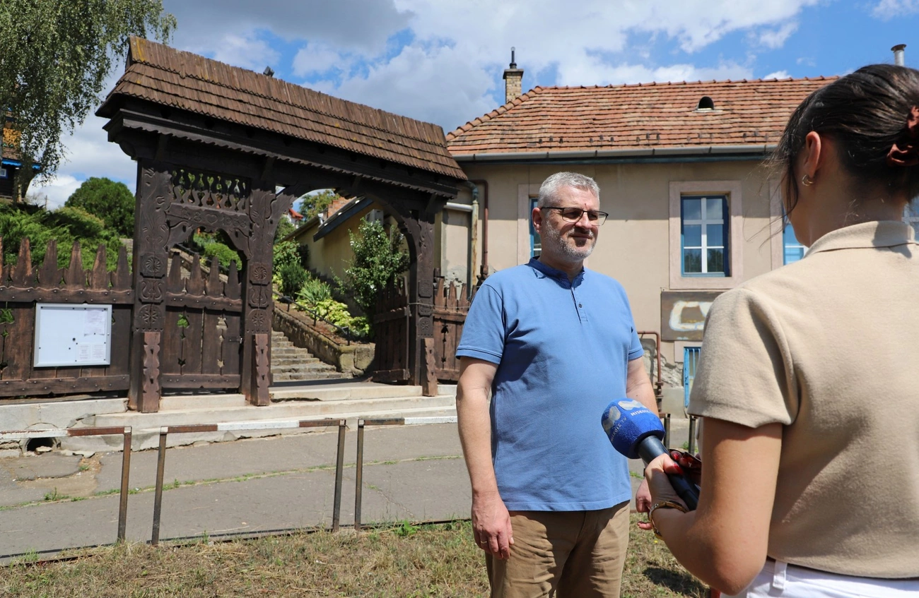 Almási Ferenc lelkipásztor a kapu előtt