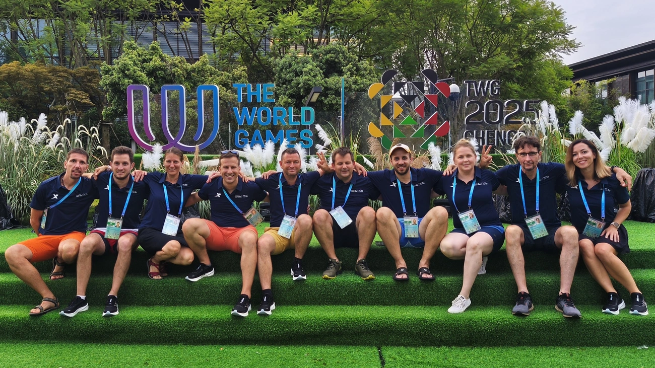  A miskolci-diósgyőri csapat Csengtuban (balról): Drapcsik Péter, Tugyi Levente, Drapcsikné Farkas Zsuzsanna, Pintér Ábel, Szörényi Gábor, Less Áron, Vas Gábor, Zsigmond-Heinzinger Száva, Gerzsényi Zsolt, Maczák-Fellegi Ivett. Fotó: Magánarchívum 