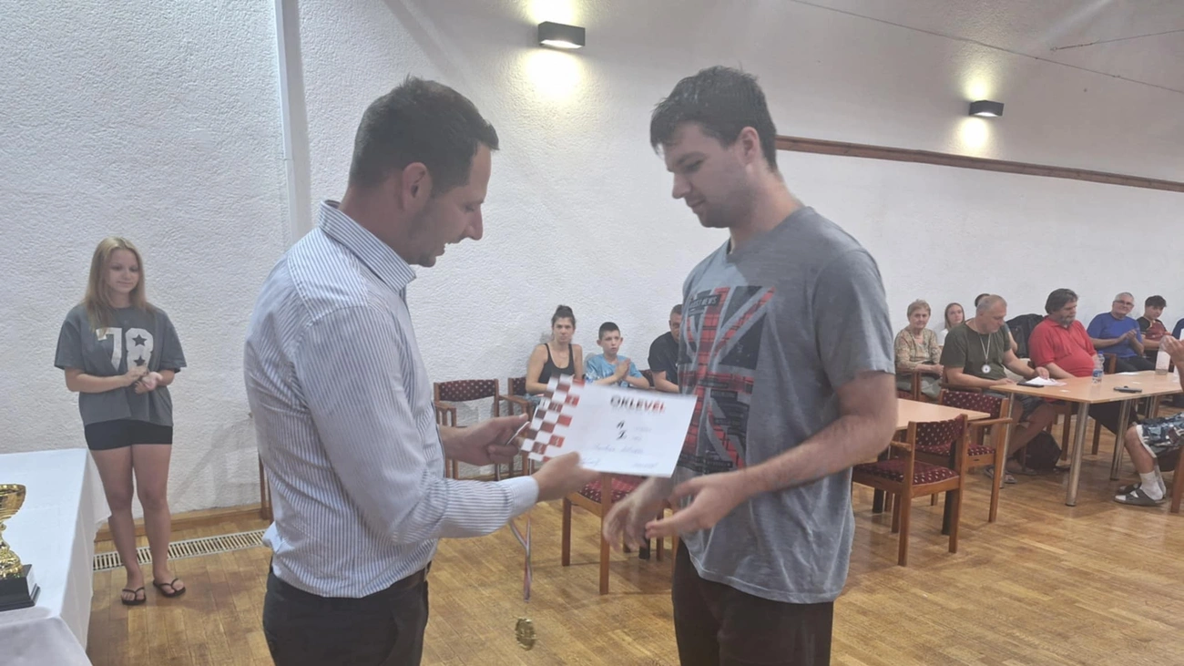 Farkas Istvánnak Varkoly Ádám, Szerencs alpolgármestere gratulált az első helyhez. Fotó: Magánarchívum 