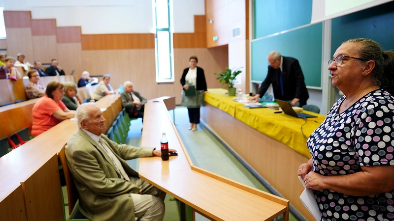 szépkorúak akadémiája