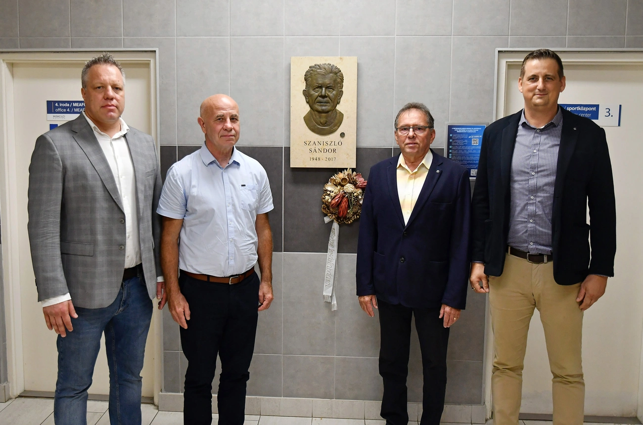 Dr. Fazekas Csaba, Fuhrmann Géza, Szendrey Tibor és Bene Szilárd (balról jobbra) a díjátadást és a koszorúzást követően a Miskolci Egyetem Körcsarnokában. Fotó: MEAFC