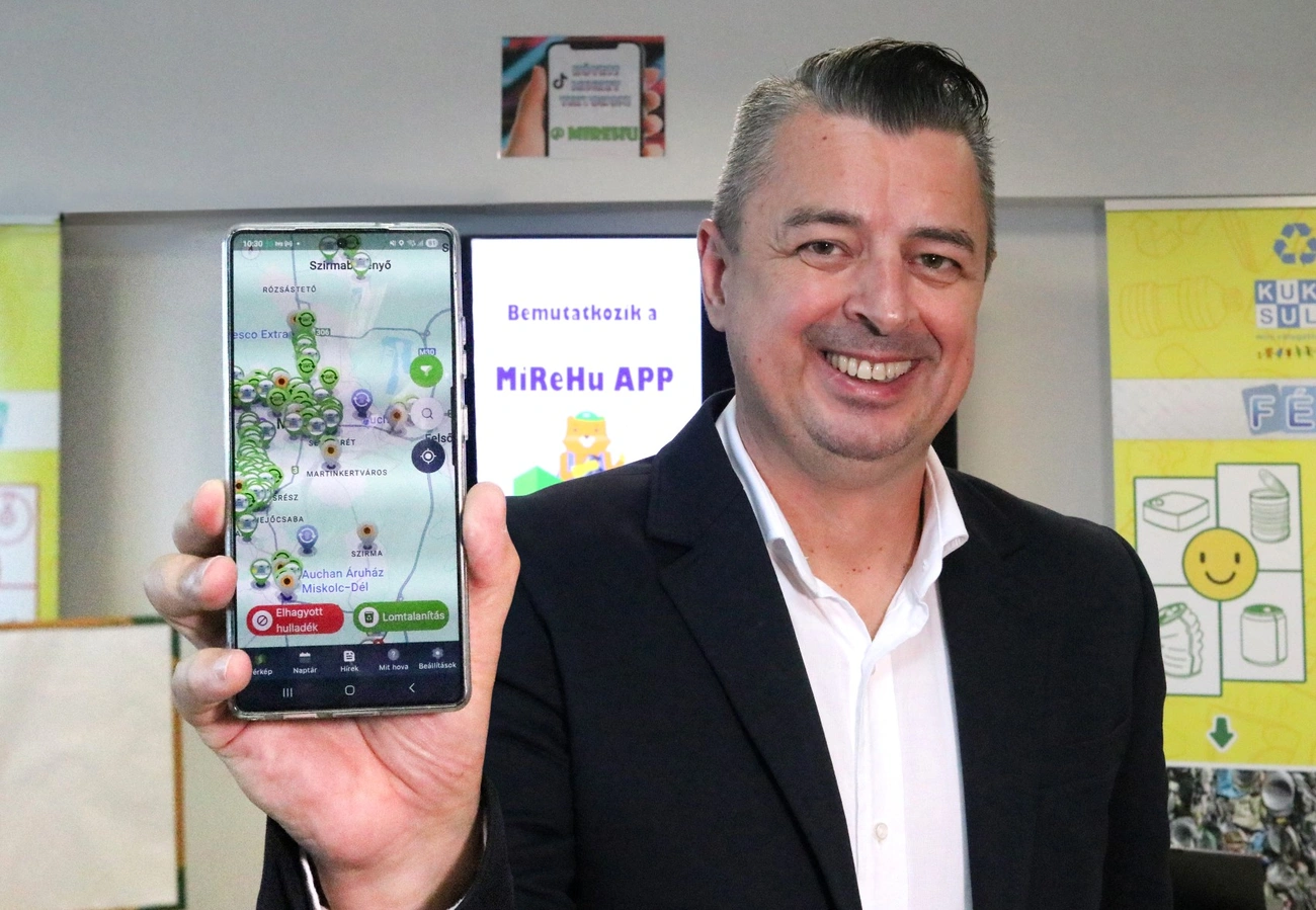 Ladányi Roland, a MiReHu Nonprofit Kft. ügyvezetője sajtótájékoztatón mutatta be a MiReHu MaKuApp hulladékkezelési applikációt és annak főbb funkcióit. Fotó: Mocsári László