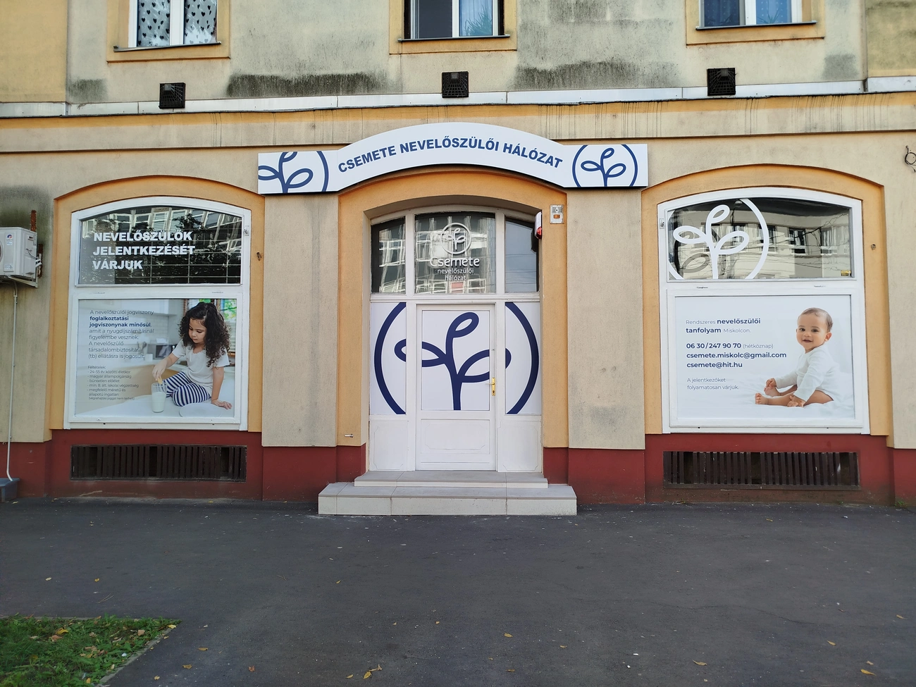 csemete-iroda-utcafront.jpg