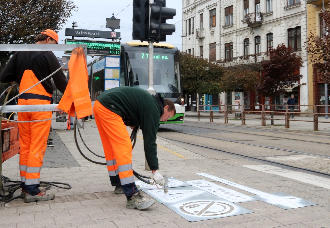 Nézz körül! Üzenik a felirat. Fotó: Mocsári László