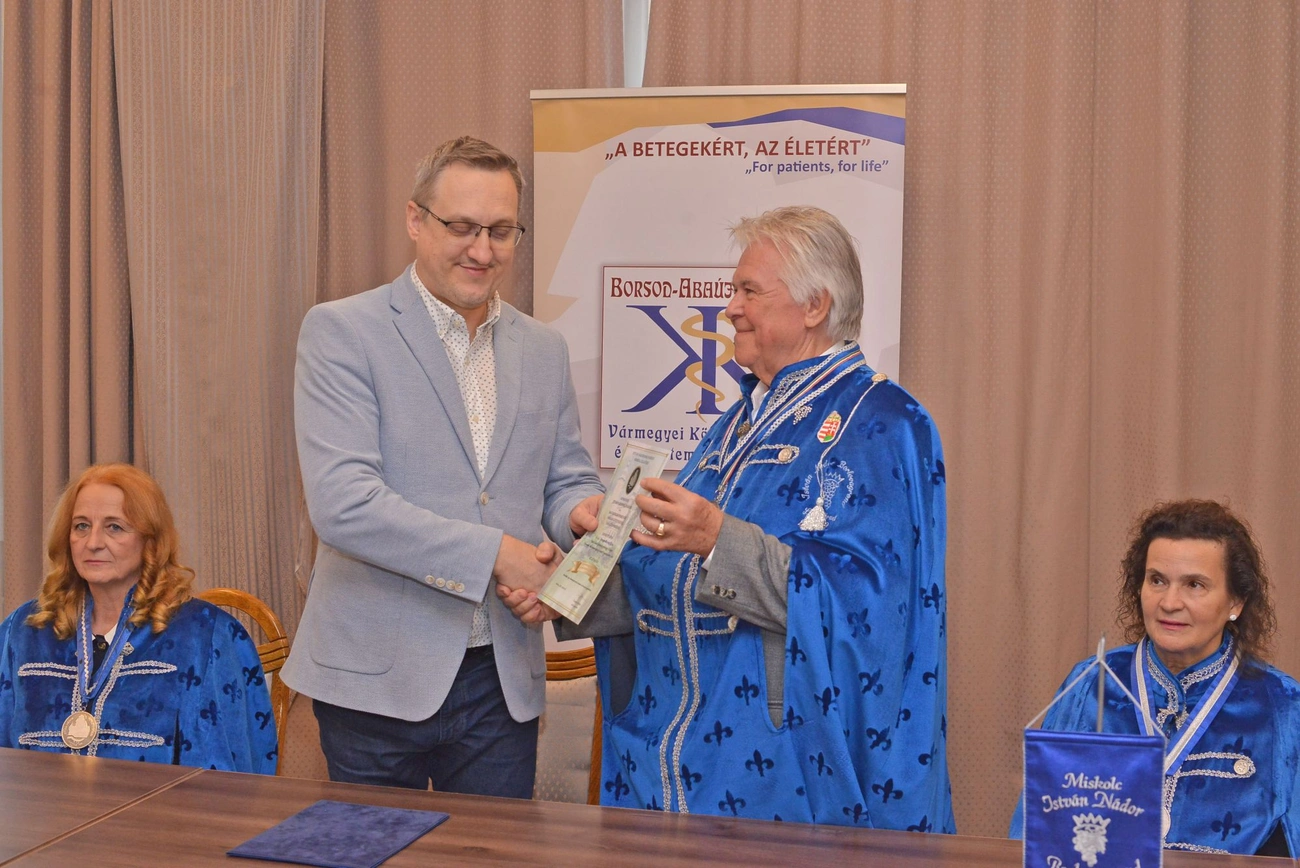 Adományátadás. Fotó: Osztie Tibor