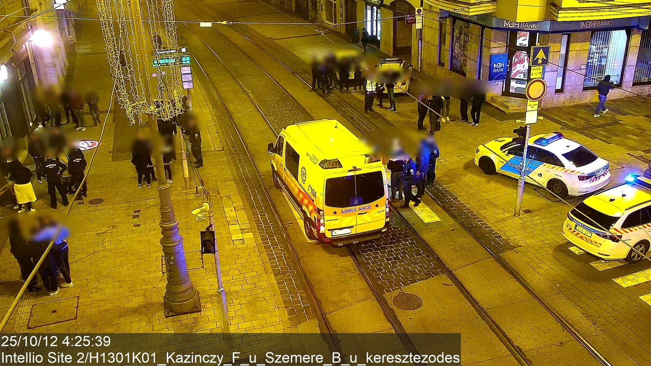 Mentő érkezett a helyszínre. Fotó: Facebook/Hollósy András