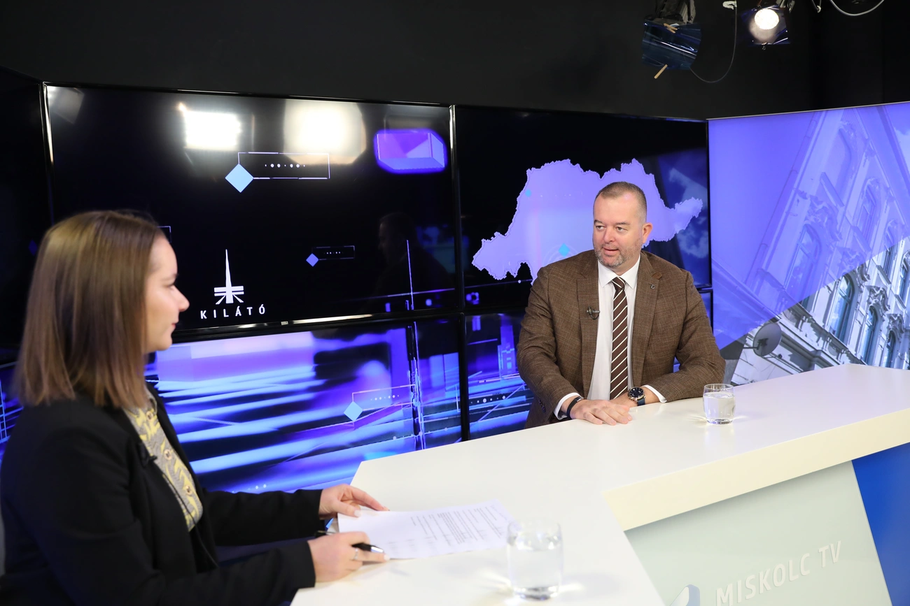 Hollósy András a Miskolc TV Kilátó műsorában. Fotó: Juhász Ákos