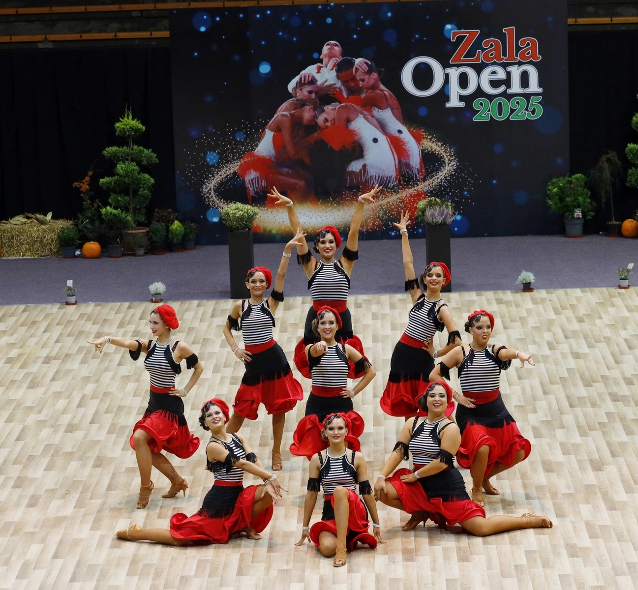 Ködmön egyik lánycsapata, Facebook