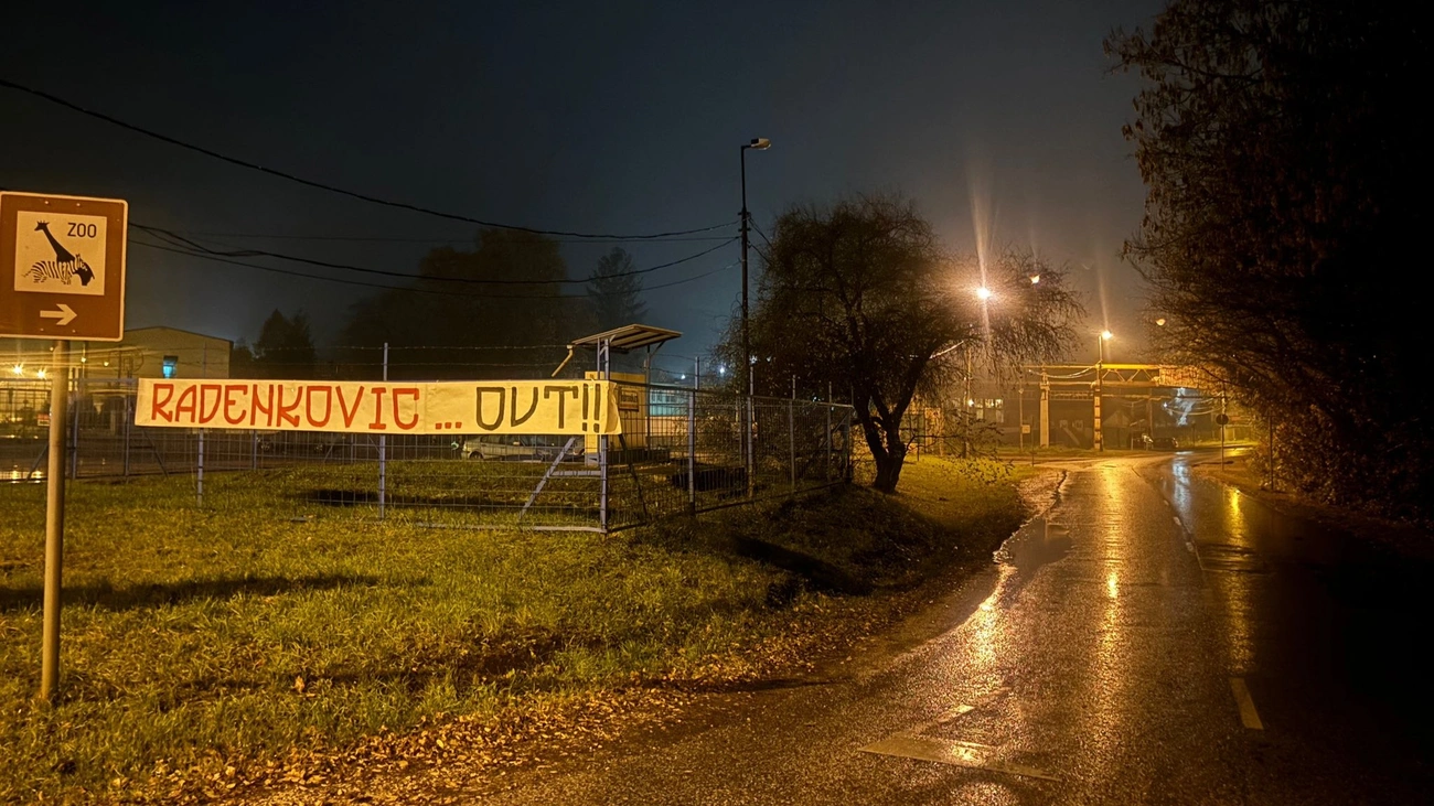 A DVTK szurkolói drapéria, a vezetőedző nevével. Fotó: Ultras Diósgyőr
