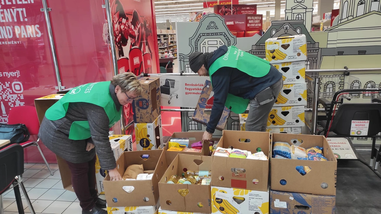 Élelmiszerbank tartósélelmiszer gyűjtése a miskolci NOE-val