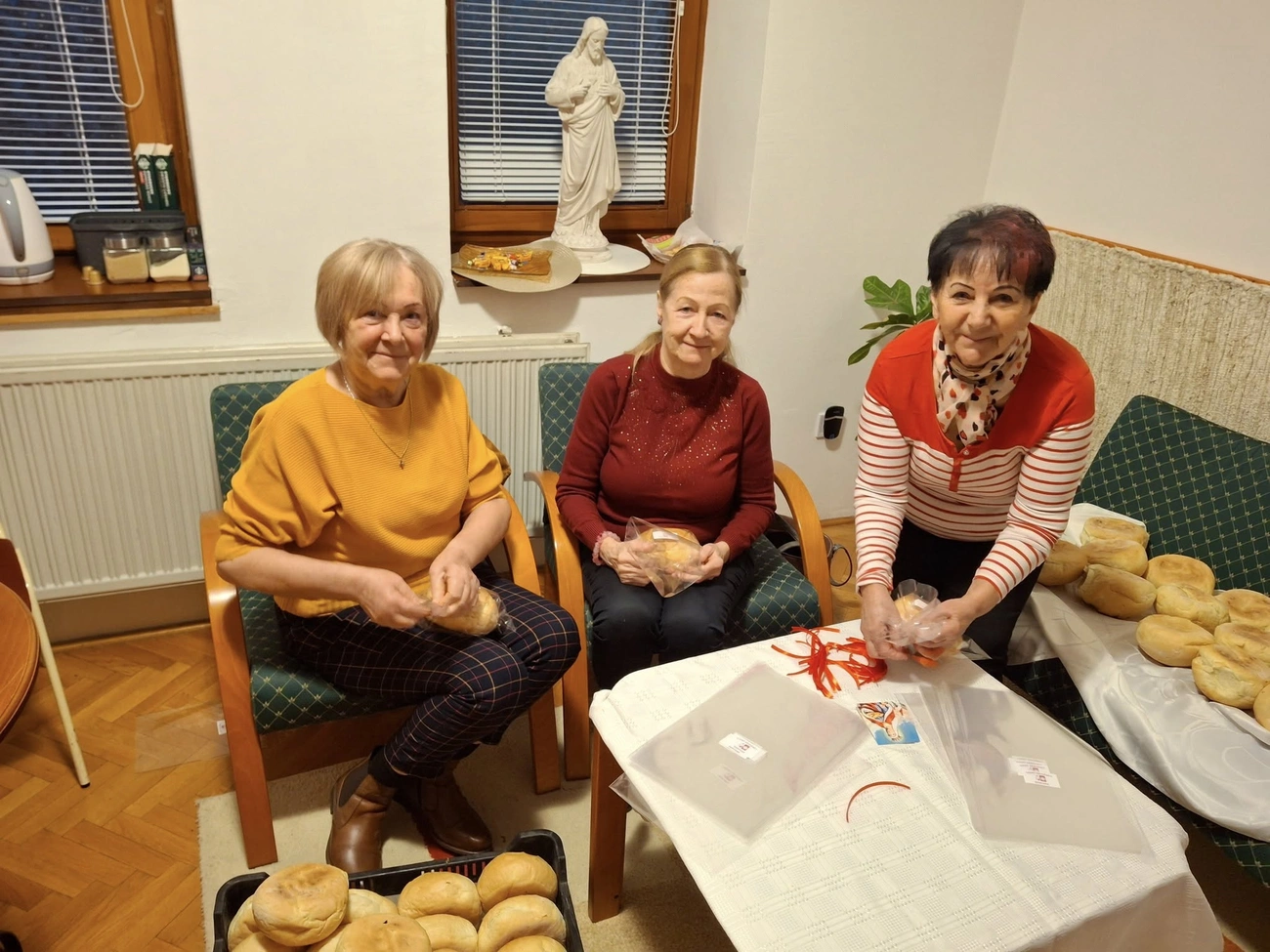 Szent Erzsébet kenyér csomagolás az avas-déli plébánián, Facebook