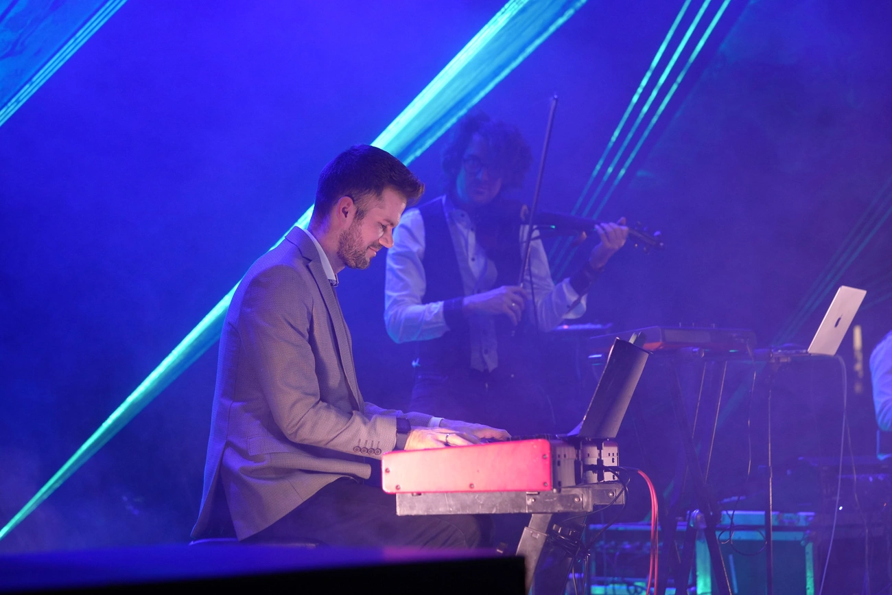 A zongoránál Reviczky Balázs.