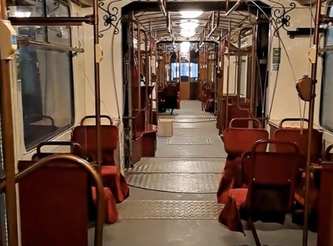 Egyelőre még üres a miskolci adventi villamos. Fotó: MVK Zrt.