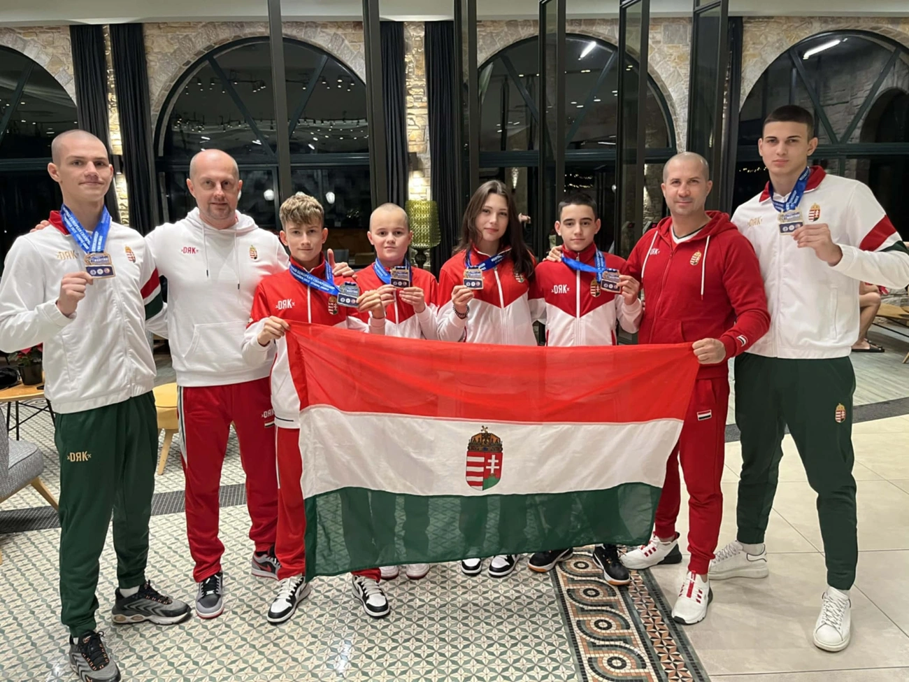 A diósgyőriek az athéni Európa-bajnokság után (balról jobbra) Szarvas Adrián, Iván László, Iván Ádám, Iván Damián, Sütő Doroti, Iván Tamás, Jászka Krisztián vezetőedző, Gergely Lajos. Fotó: magánarchívum