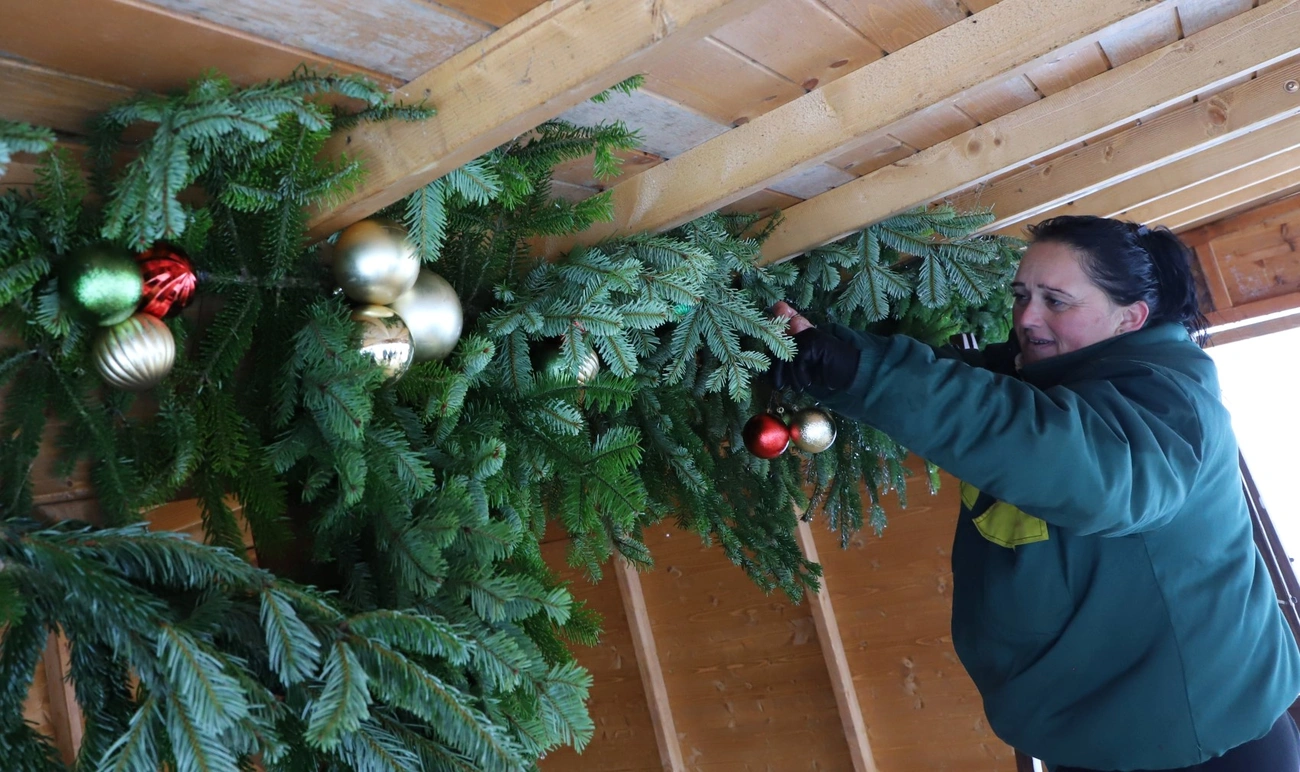 Adventi bódé építése Miskolc belvárosában. Fotó: Mocsári László